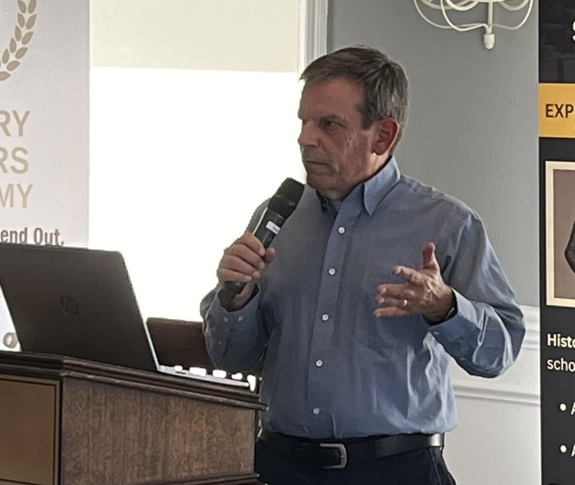 Bruce Richardson coaching a trainer
